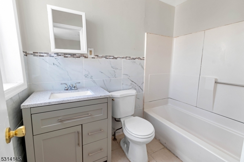 Property Photo:  82 2nd St 6  NJ 07206 