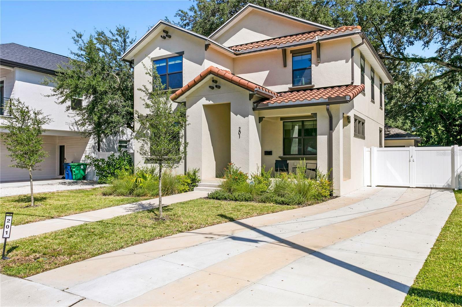 Property Photo:  201 W Violet Street  FL 33603 