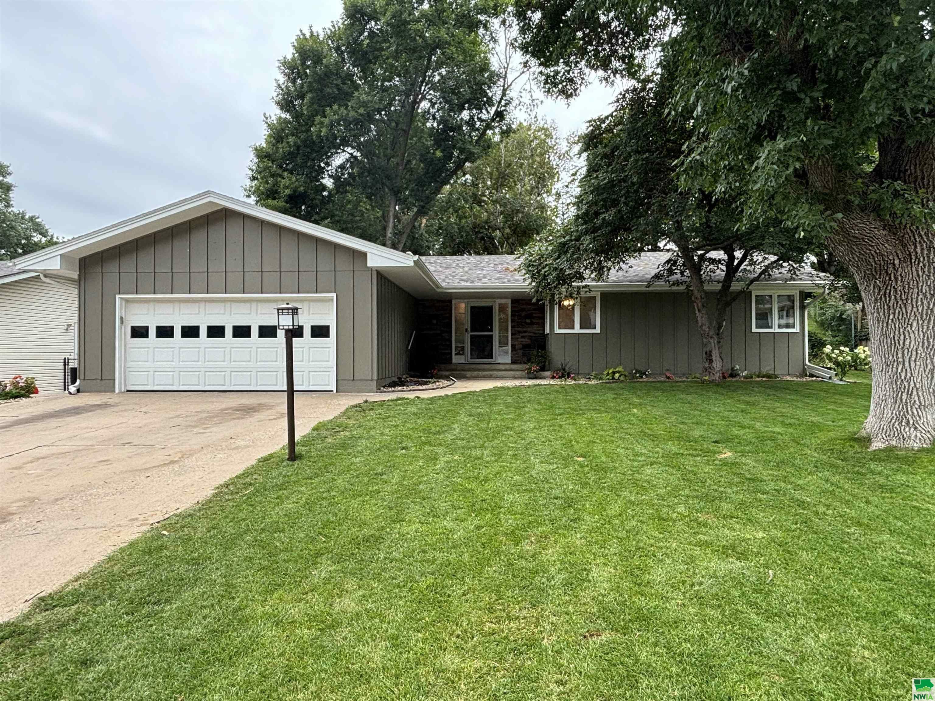 Property Photo:  2705 Magnolia Court  IA 51106 