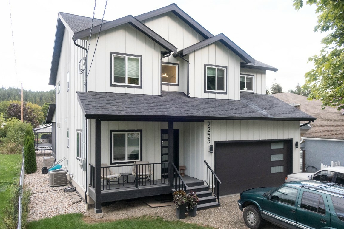 Photo de la propriété:  2253 Shuswap Avenue  BC V0E 2G0 