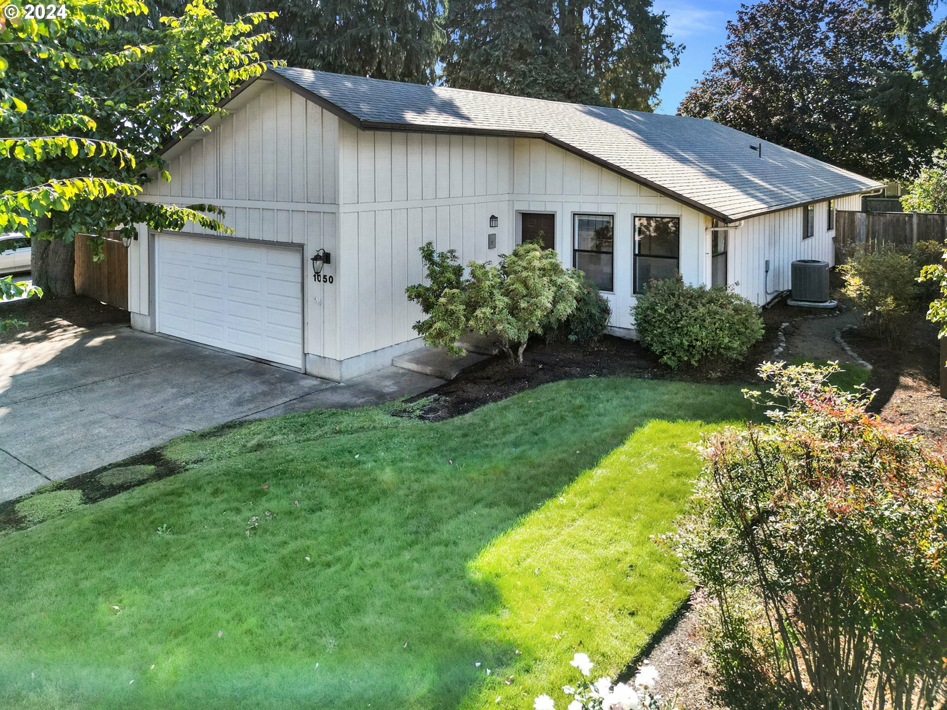 Property Photo:  1050 Arcadia Dr  OR 97401 