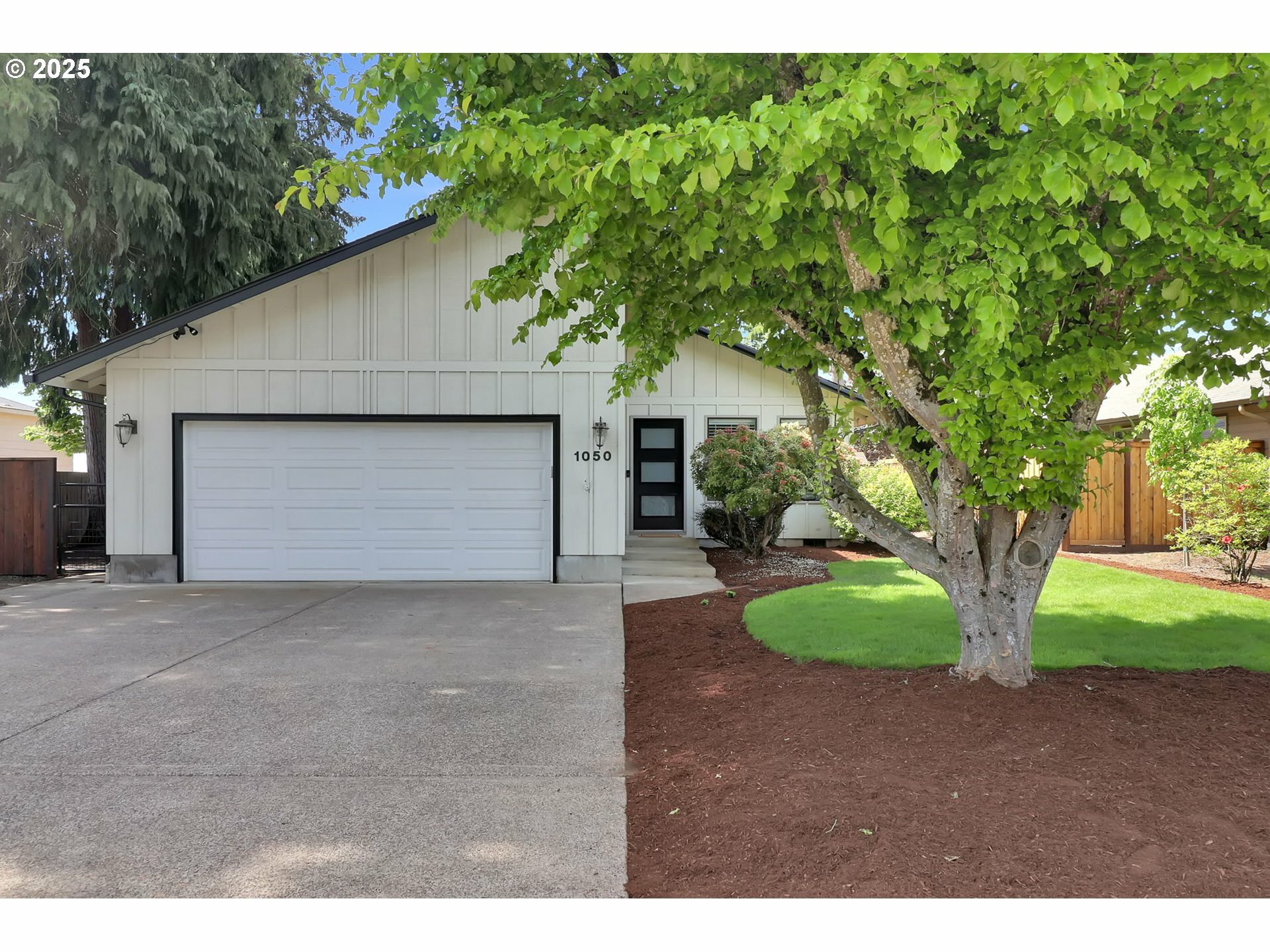 Property Photo: 1050 Arcadia Dr OR 97401