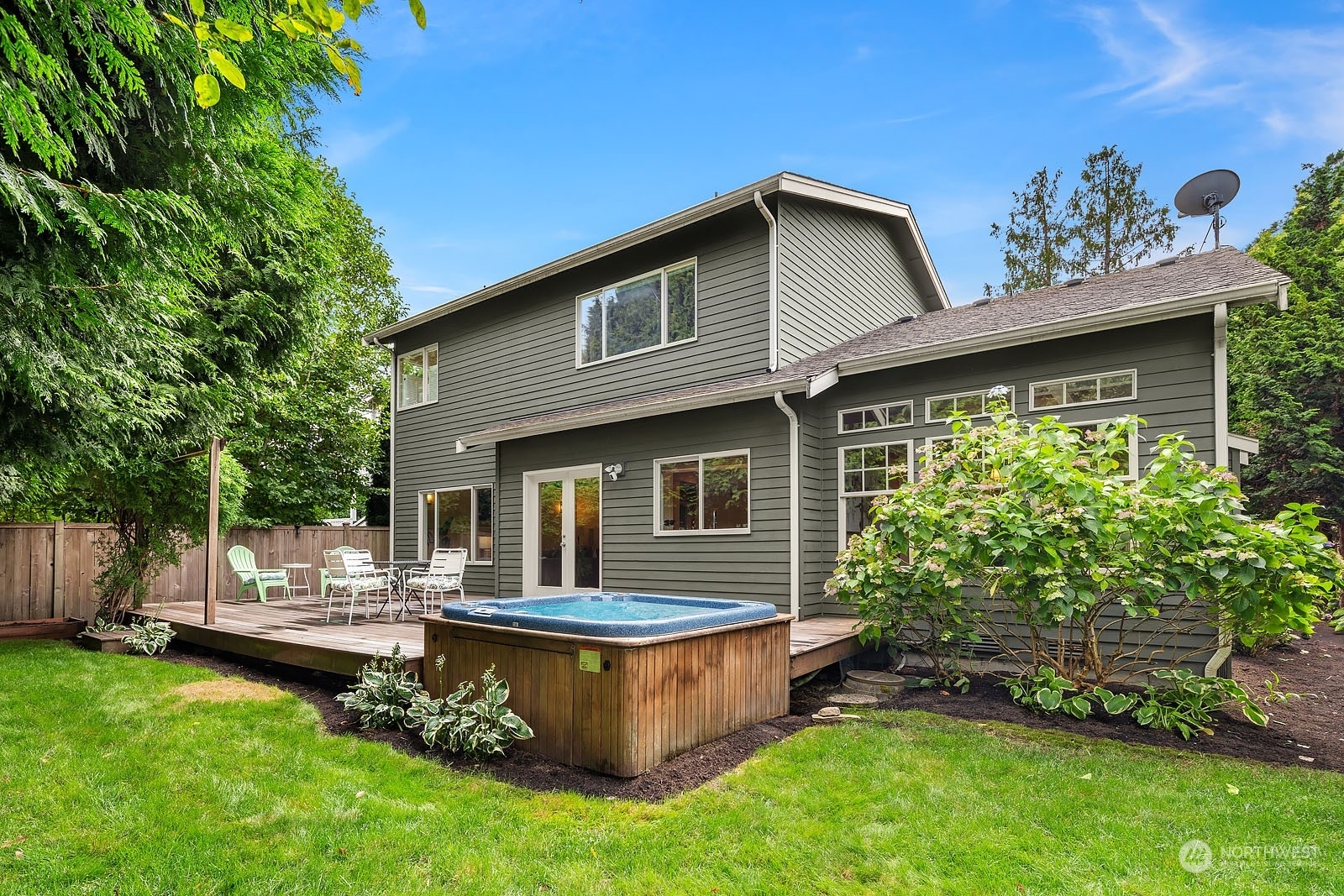 Property Photo:  618 9th Avenue  WA 98033 