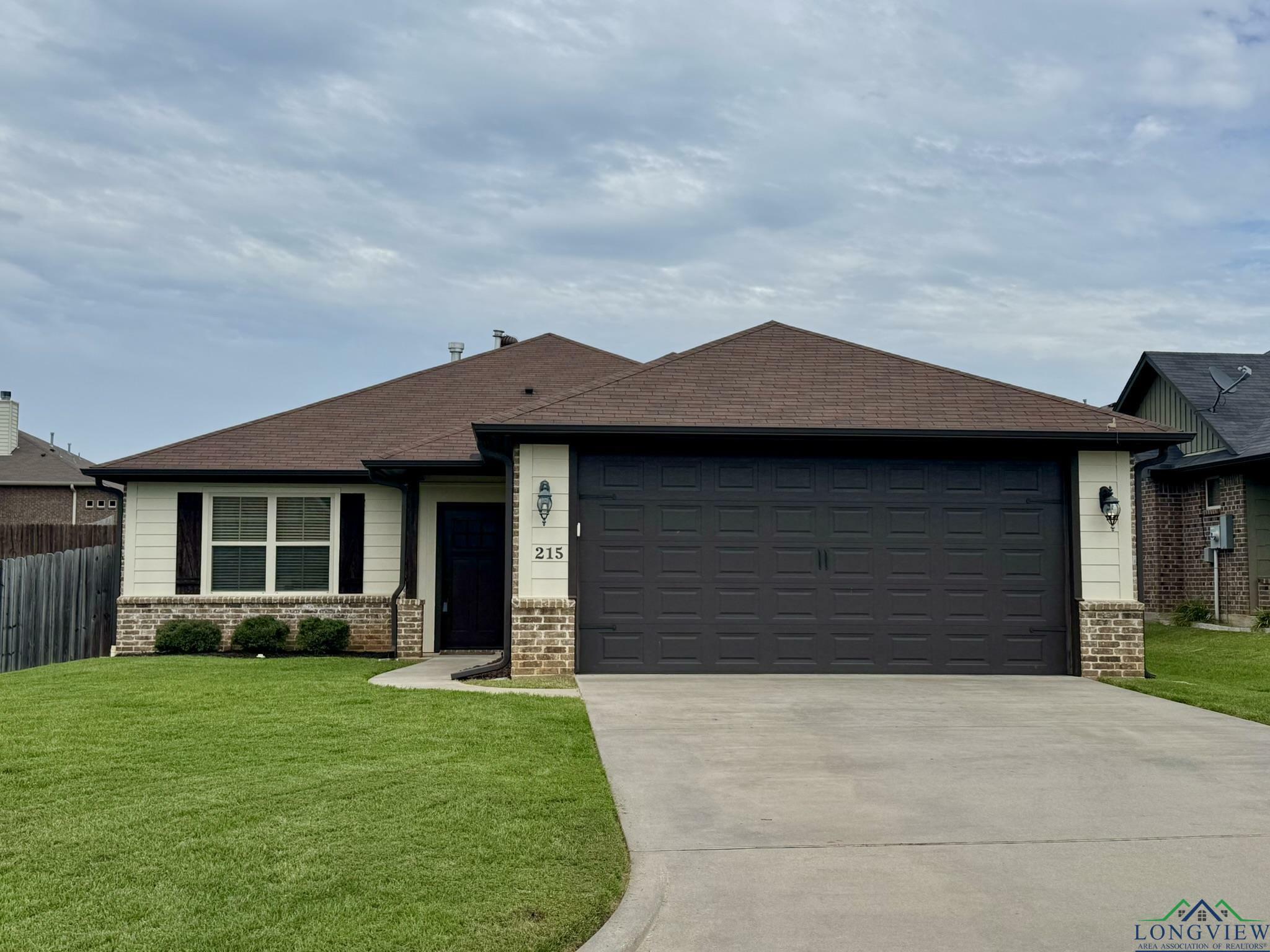 215 Sierra Vista Ln  Longview TX 75605 photo