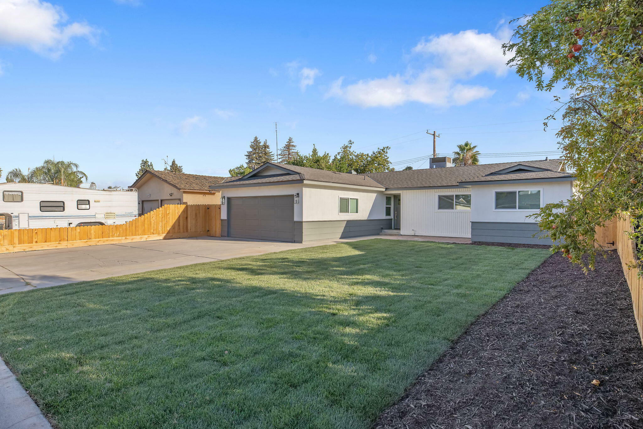 Property Photo:  1005 W Princeton Avenue  CA 93277 