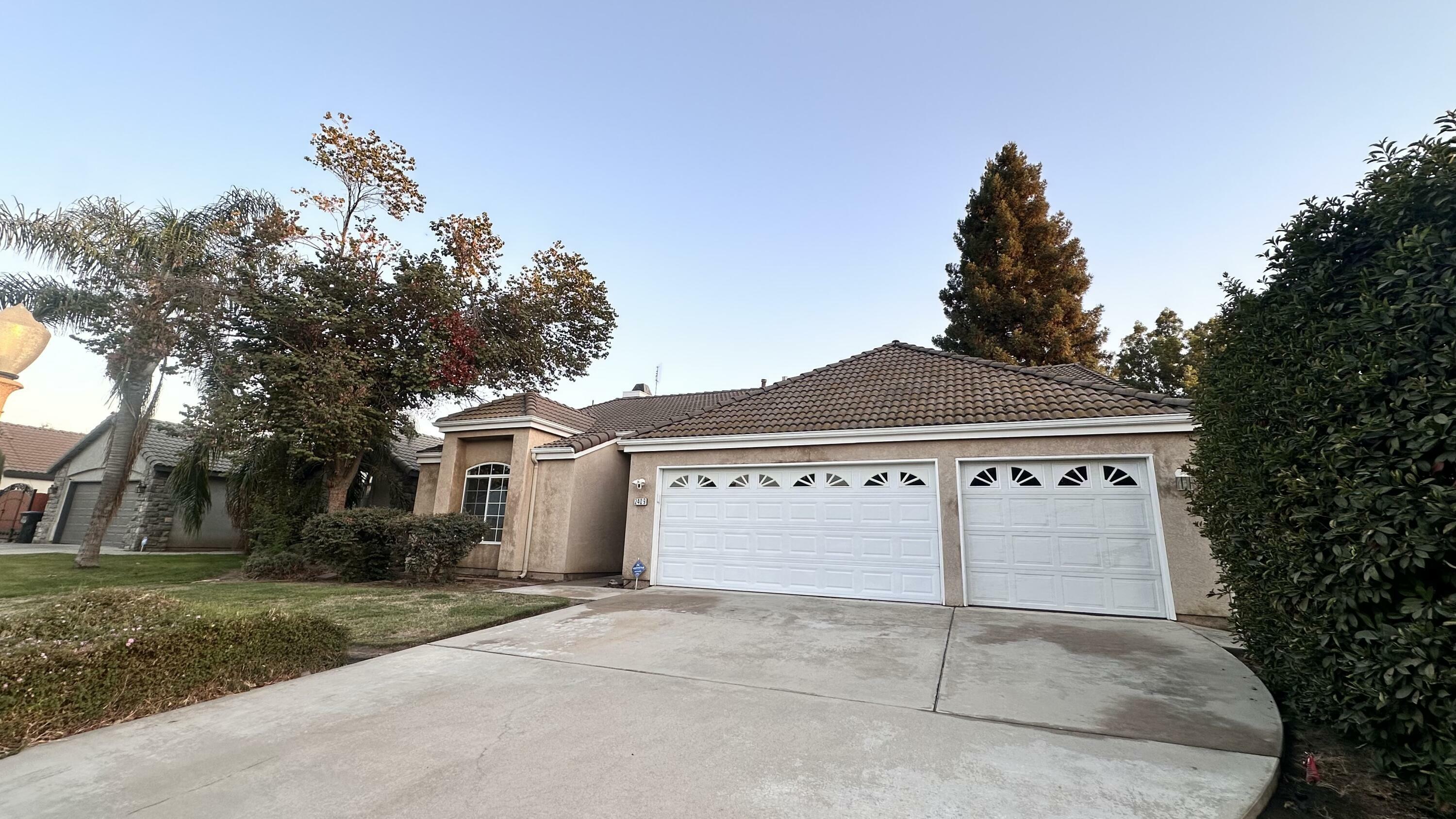 Property Photo:  2409 E Oak Avenue  CA 93292 