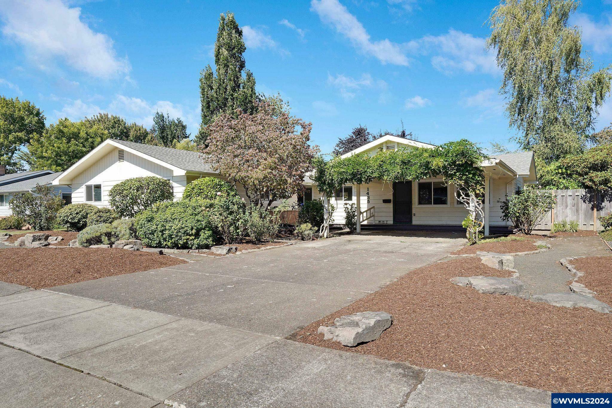 Property Photo:  1435 NW 14th Pl  OR 97330 