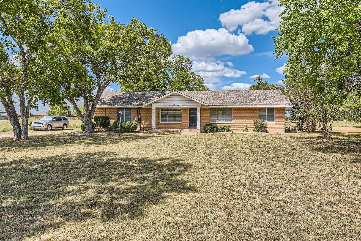 1423 W San Antonio Street  Lockhart TX 78644 photo