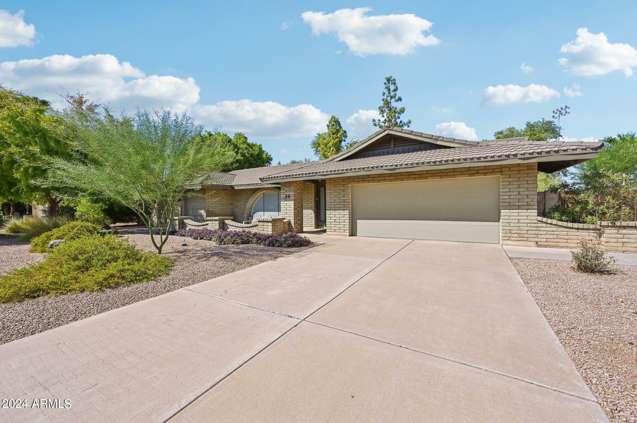 Property Photo:  24 E Concorda Drive  AZ 85282 