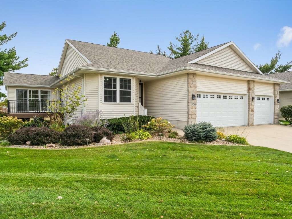 Property Photo:  1658 Greens Way Court NE  IA 52402 