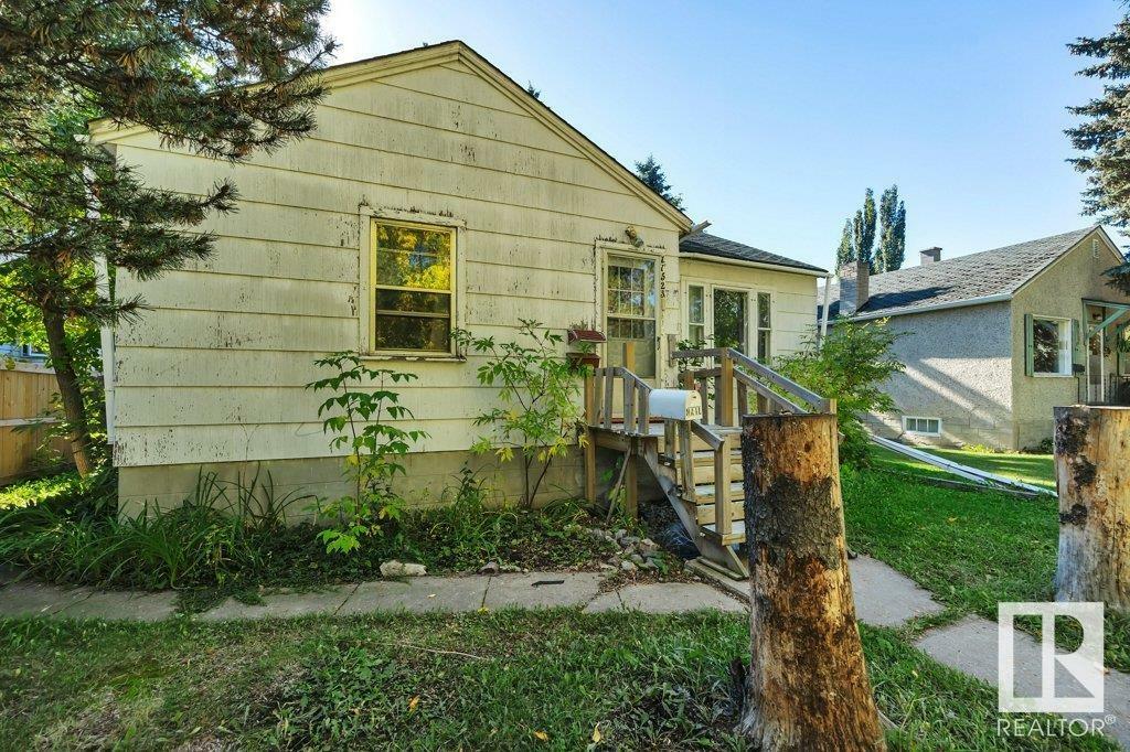 Property Photo:  11523 75 Avenue NW  AB T6G 0H9 