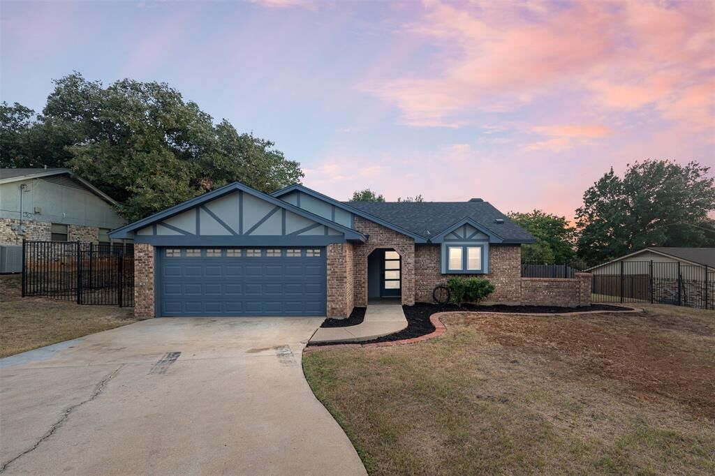 Property Photo:  713 Toni Drive  TX 76054 