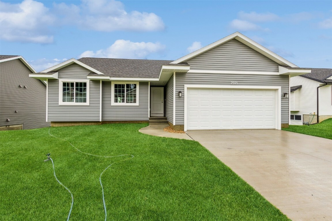 Property Photo:  2021 Holly Meadow Avenue SW  IA 52404 