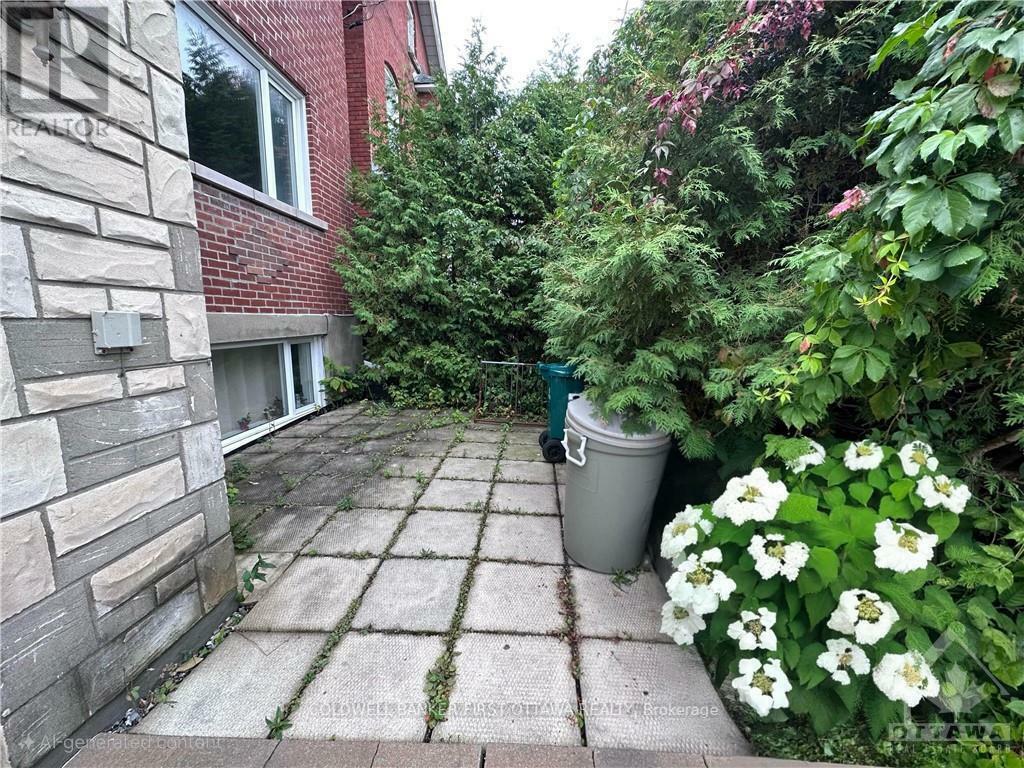 Property Photo:  208 Cambridge Street North  ON K1R 7A9 