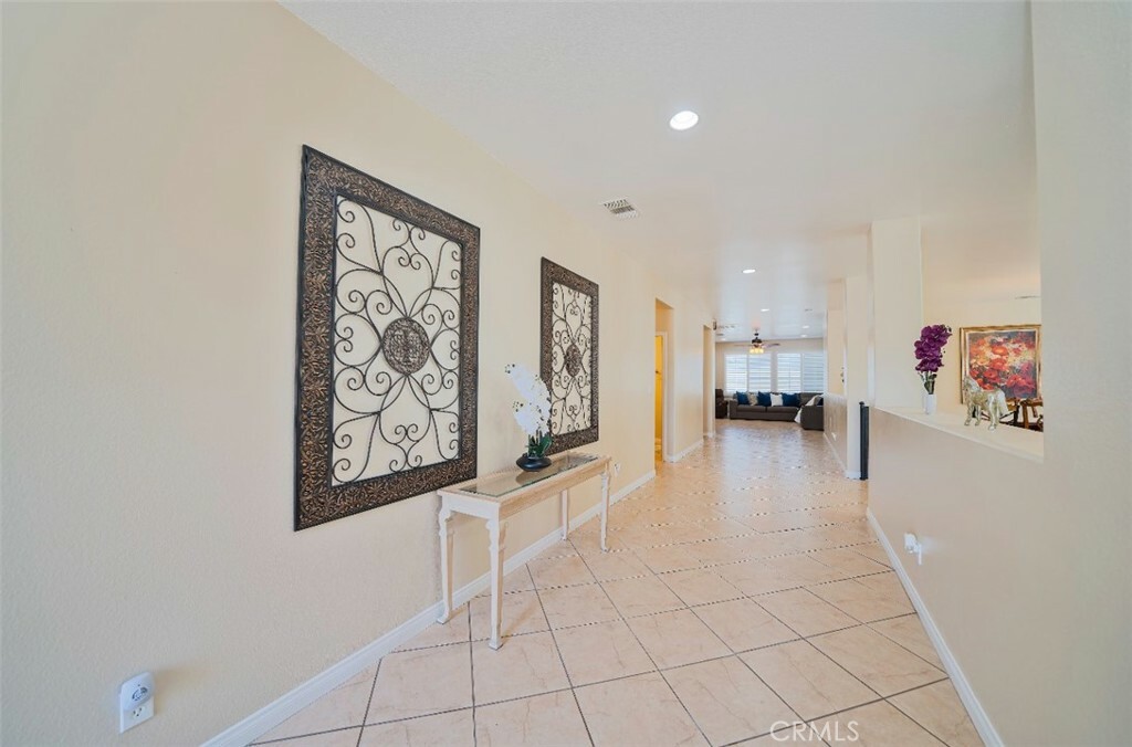 Property Photo:  39600 Calle Gayube  CA 92544 