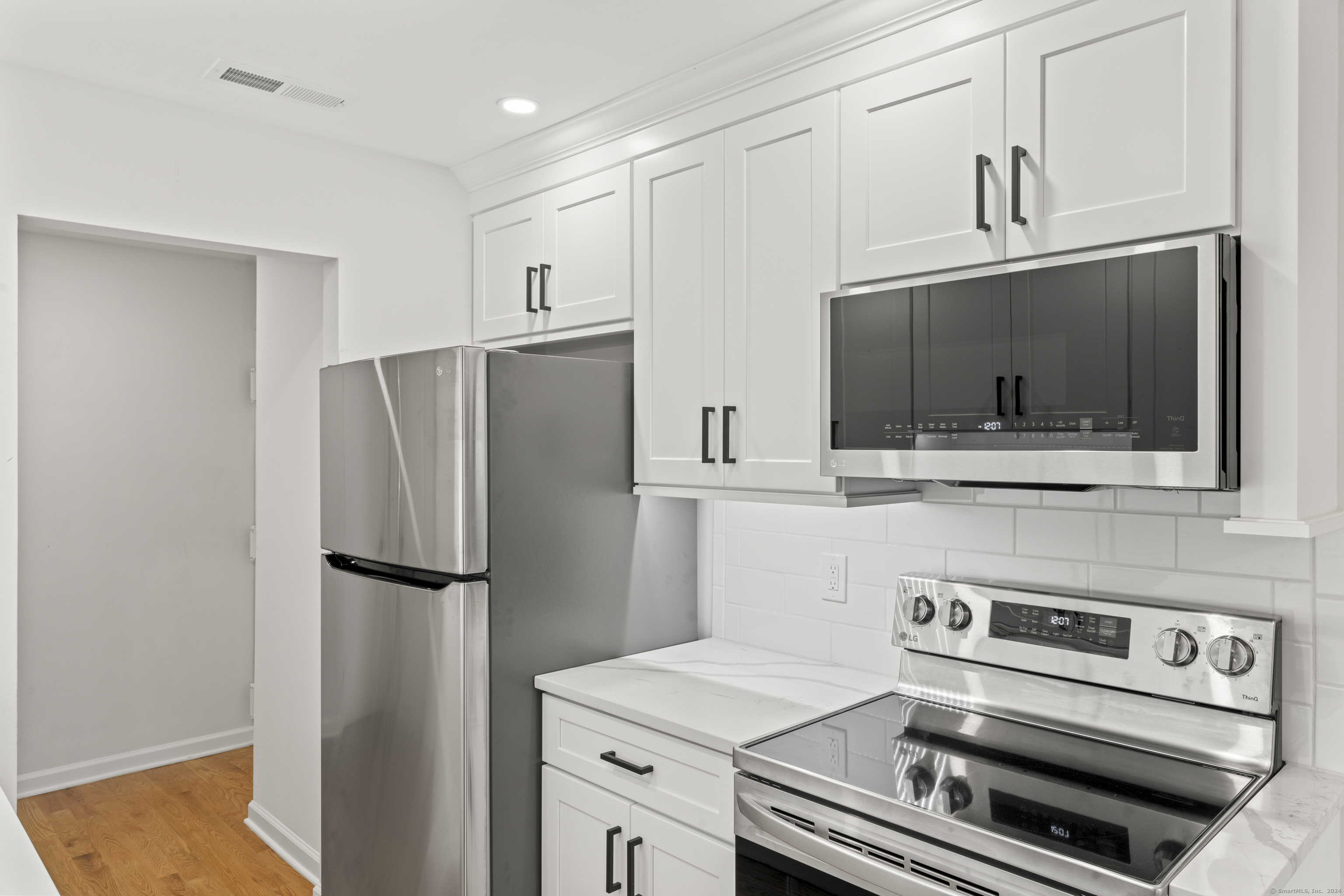 Property Photo:  25 2nd Street Apt B3  CT 06905 