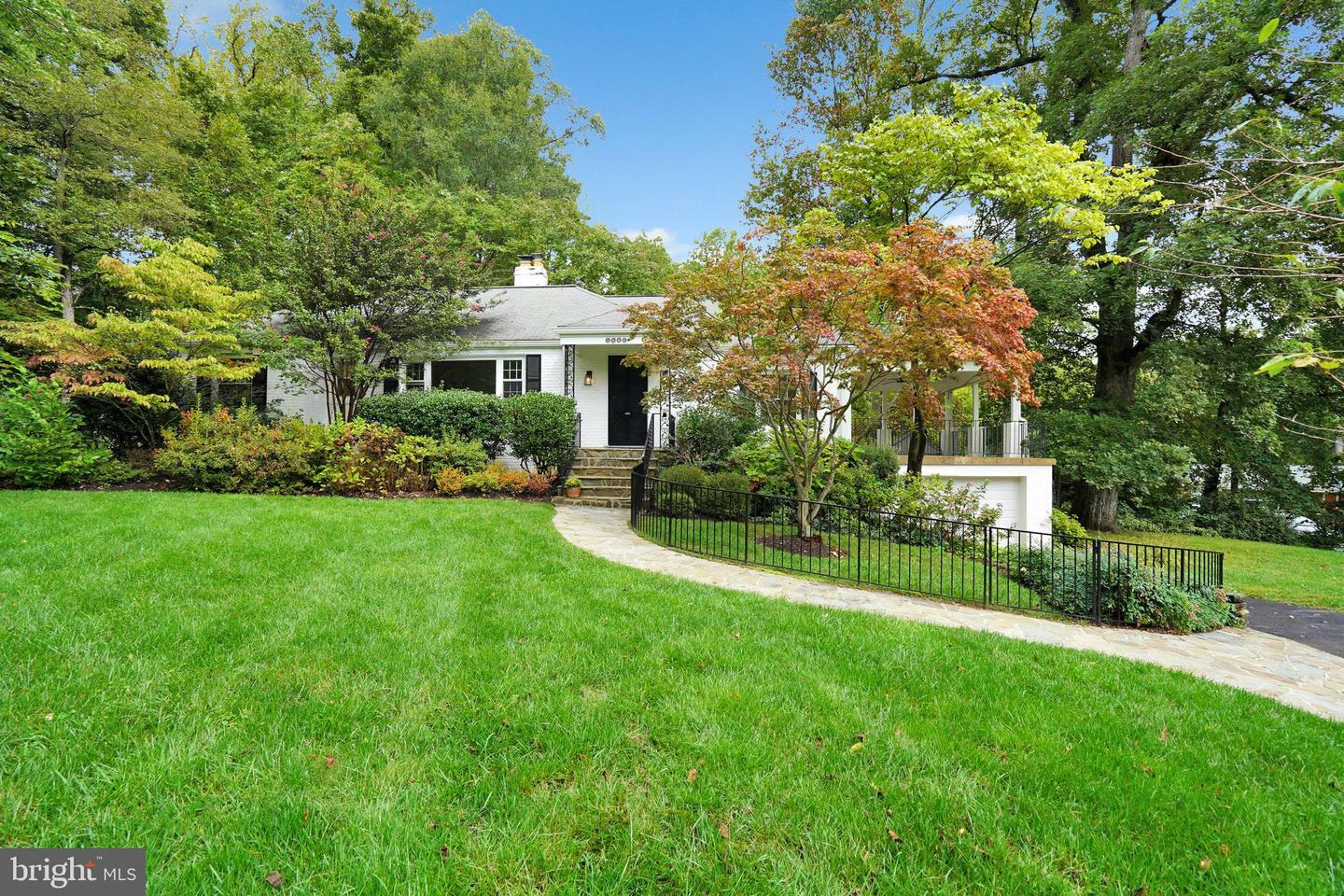 Property Photo: 1600 Hollindale Drive VA 22306