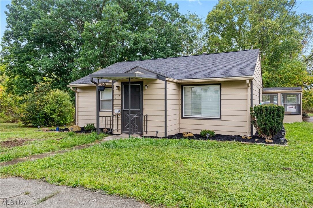 Property Photo: 300 S Davis Street OH 44420