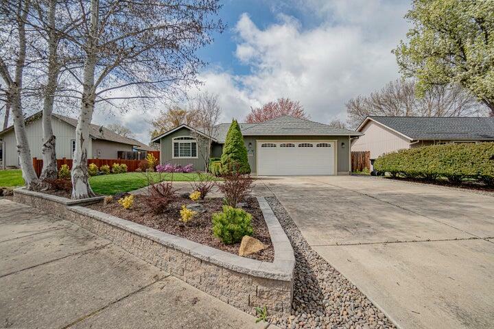 1574 S Oakdale Avenue  Medford OR 97501 photo