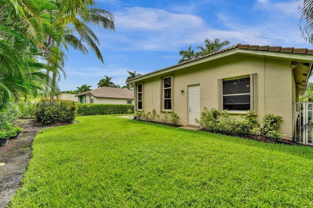 Property Photo:  1623 Victoria Pointe Ln  FL 33327 