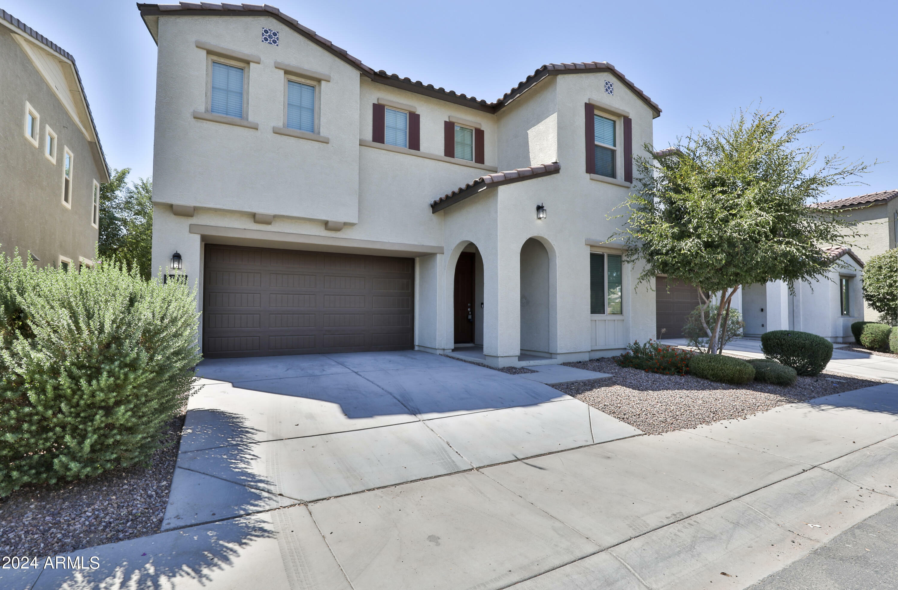 Property Photo:  692 N Blackbird Drive  AZ 85234 