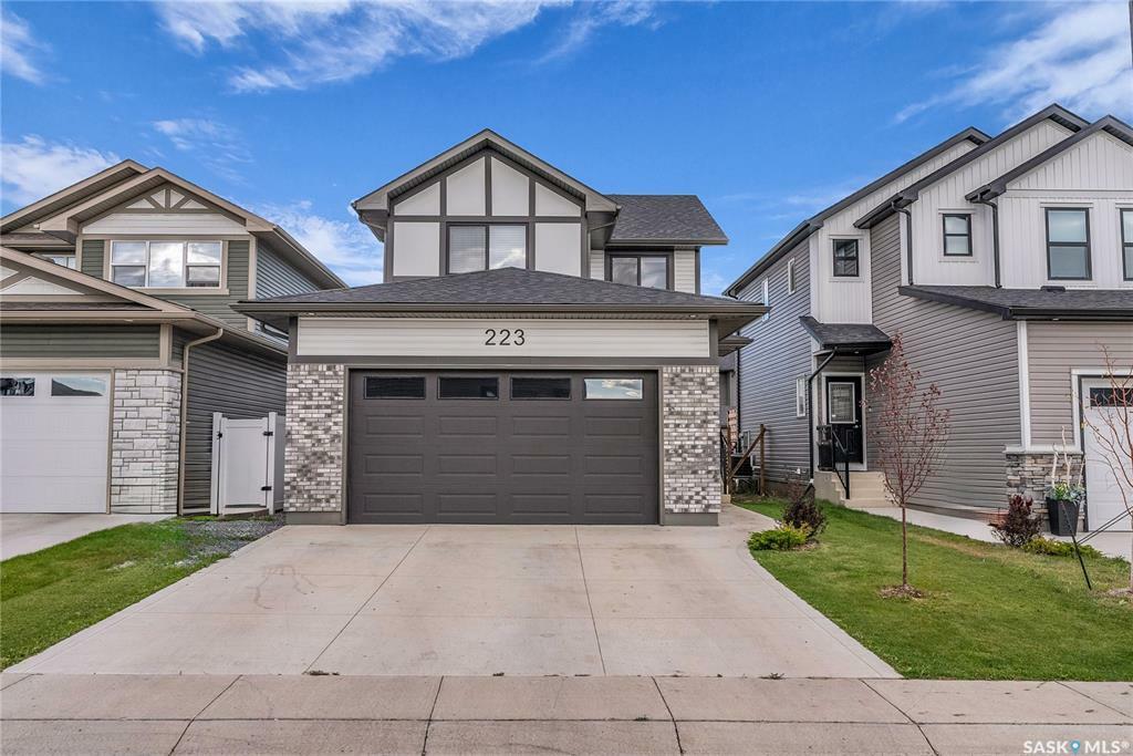 Property Photo:  223 Skopik Crescent  SK S7V 0V7 