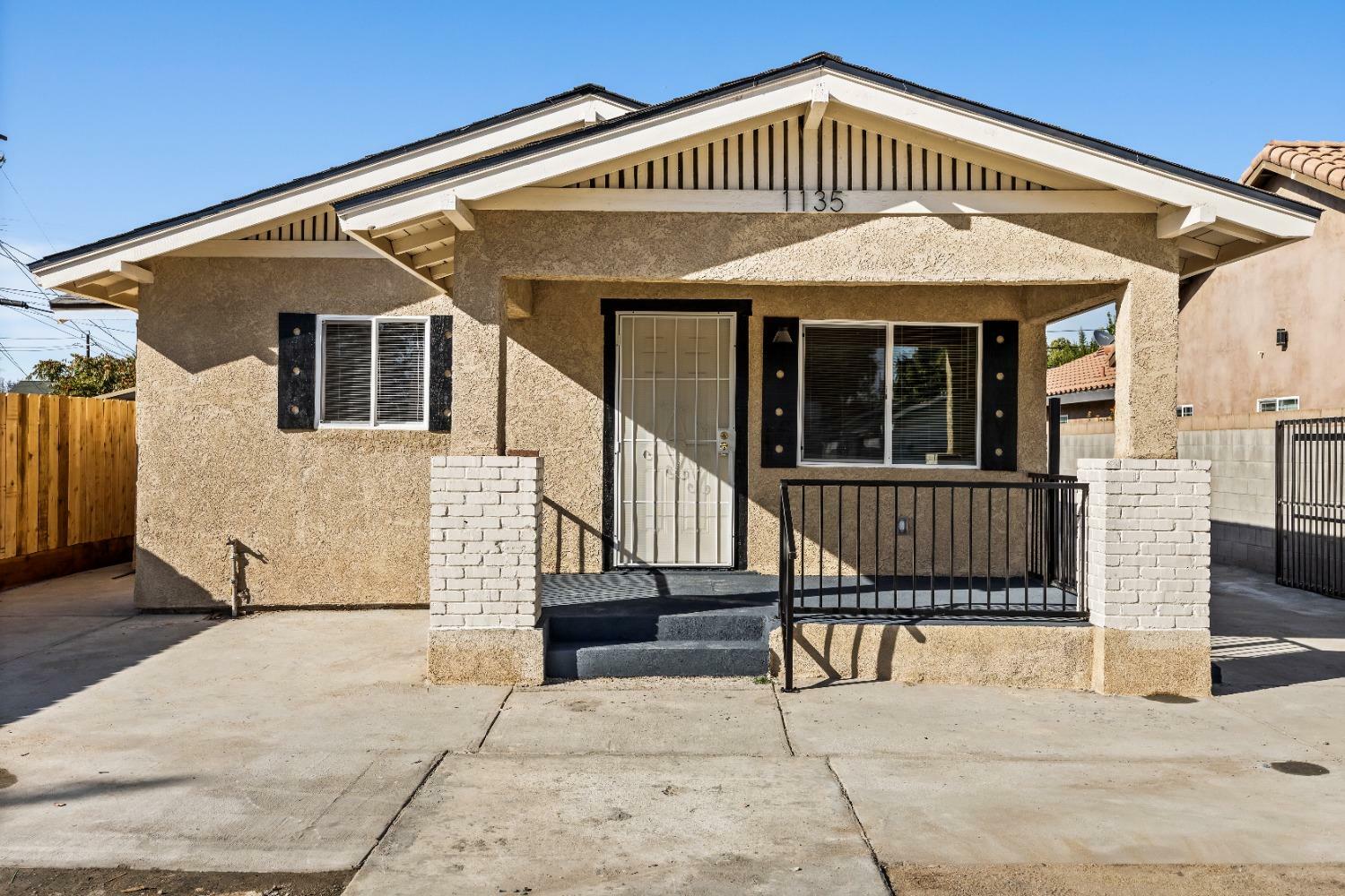 Property Photo:  1135 E Fedora Avenue  CA 93704 