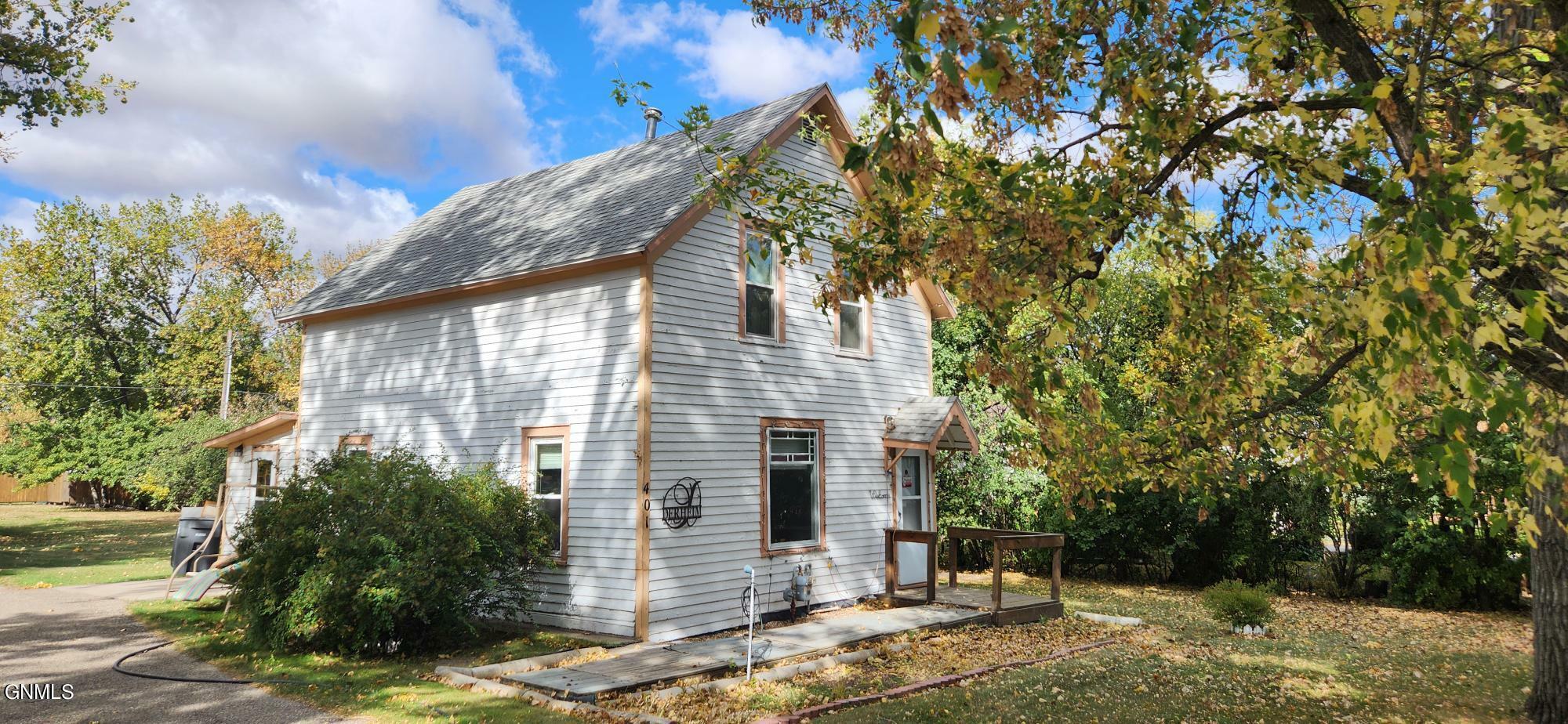 Property Photo:  401 Summit Street  ND 58576 