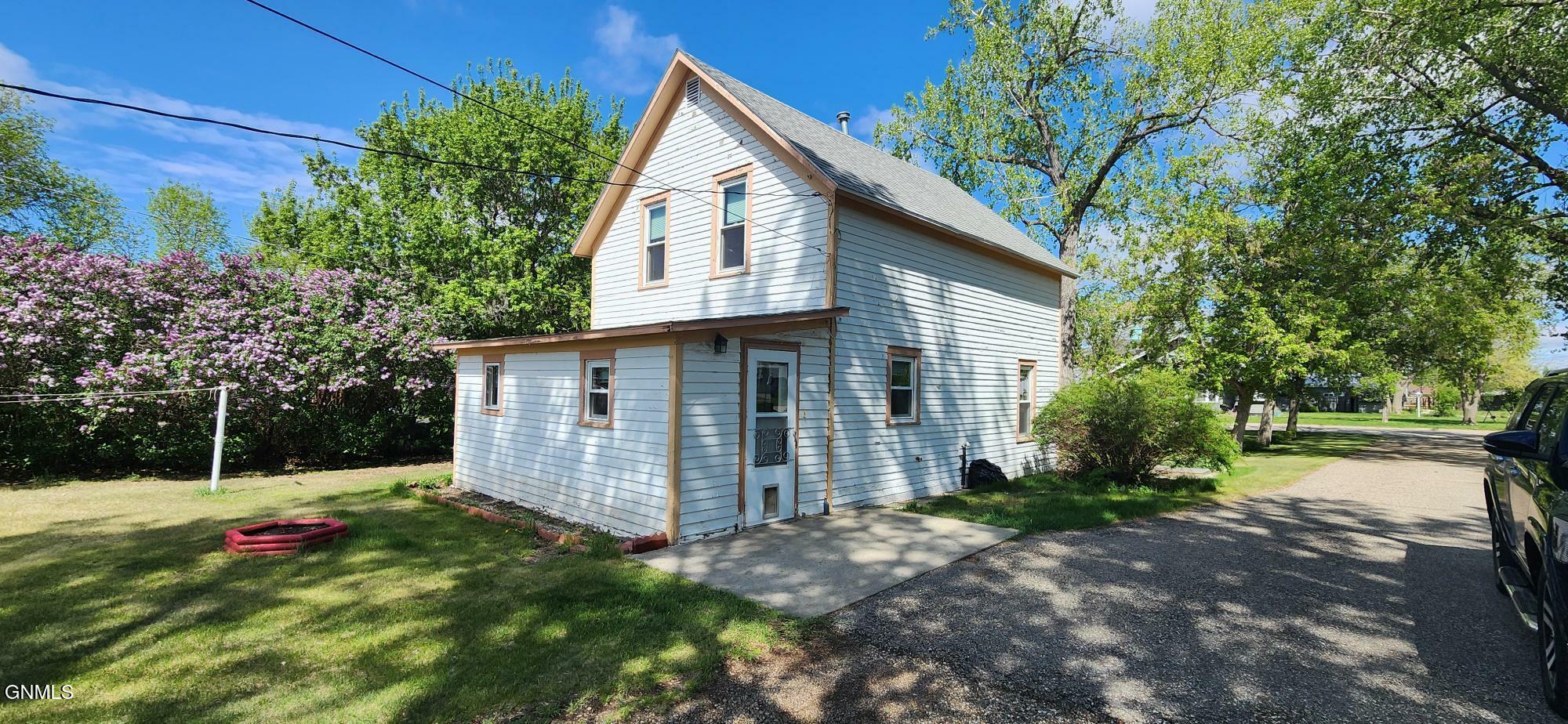 Property Photo: 401 Summit Street ND 58576