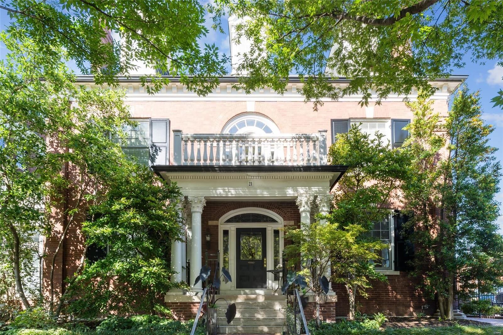 Property Photo: 21 Maryland Plz 21E MO 63108