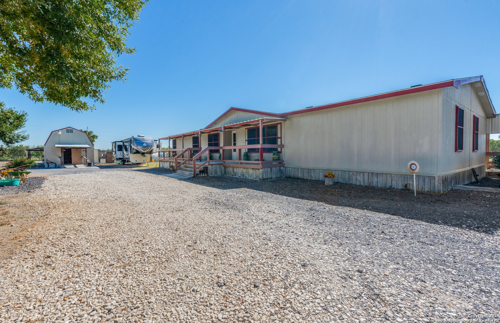 Property Photo: 719 Longhorn Trl TX 78155