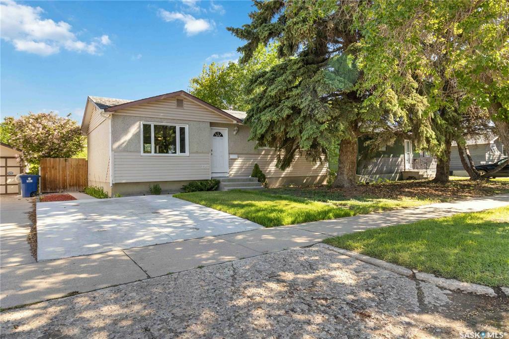 Property Photo:  2702 33rd Street W  SK S7L 0X7 