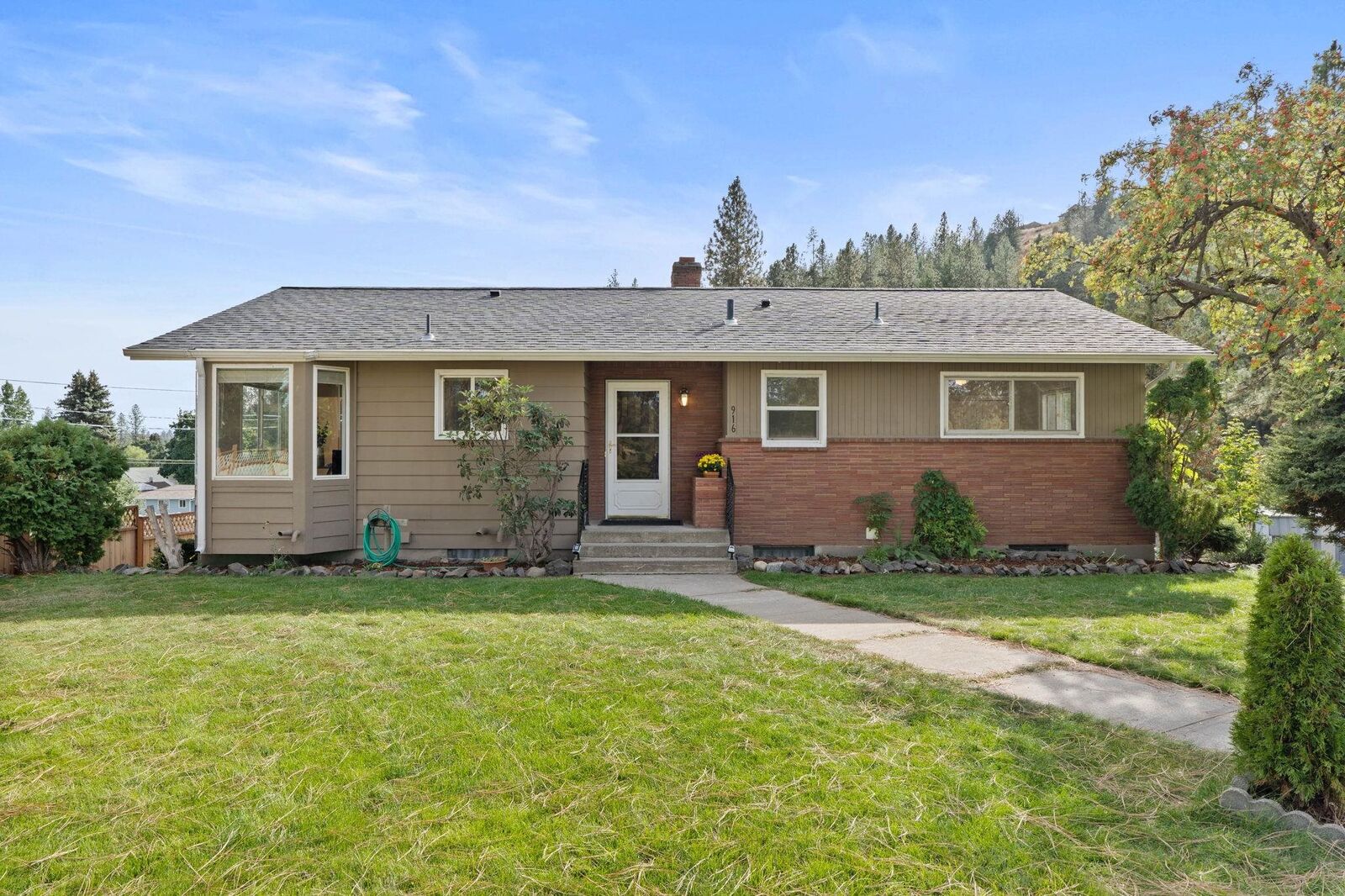 Property Photo: 916 W Mountain View Ave WA 99218