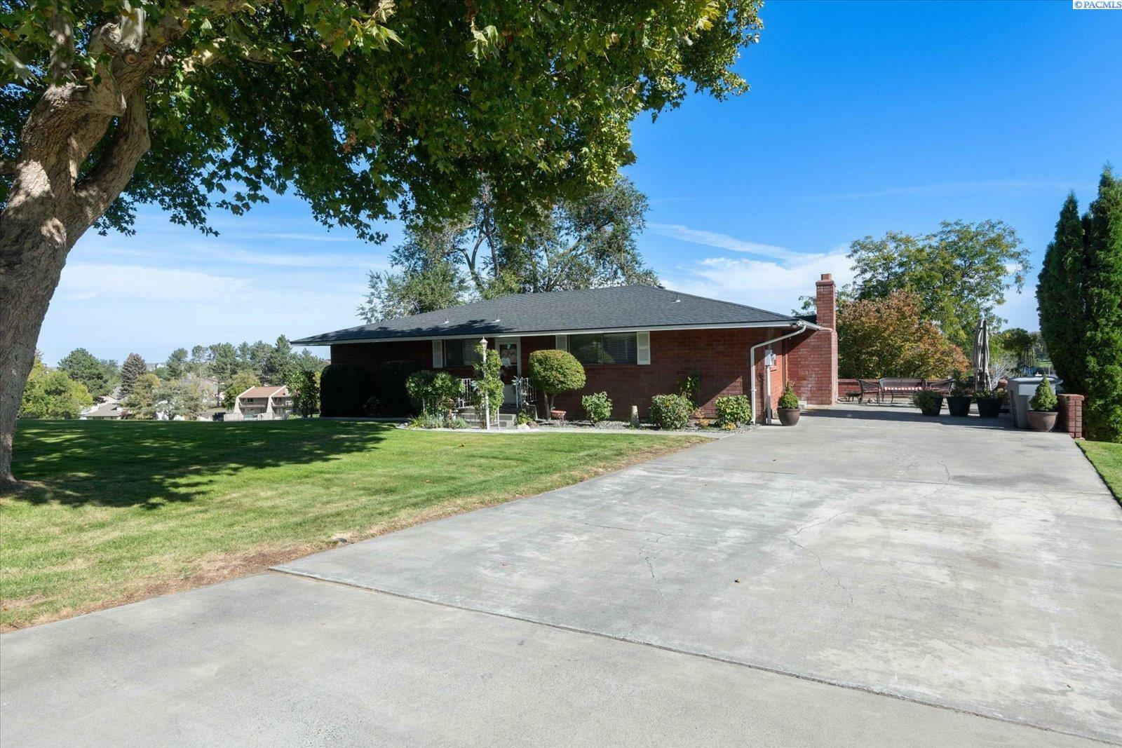 Property Photo:  133 Fairwood Court  WA 99352 