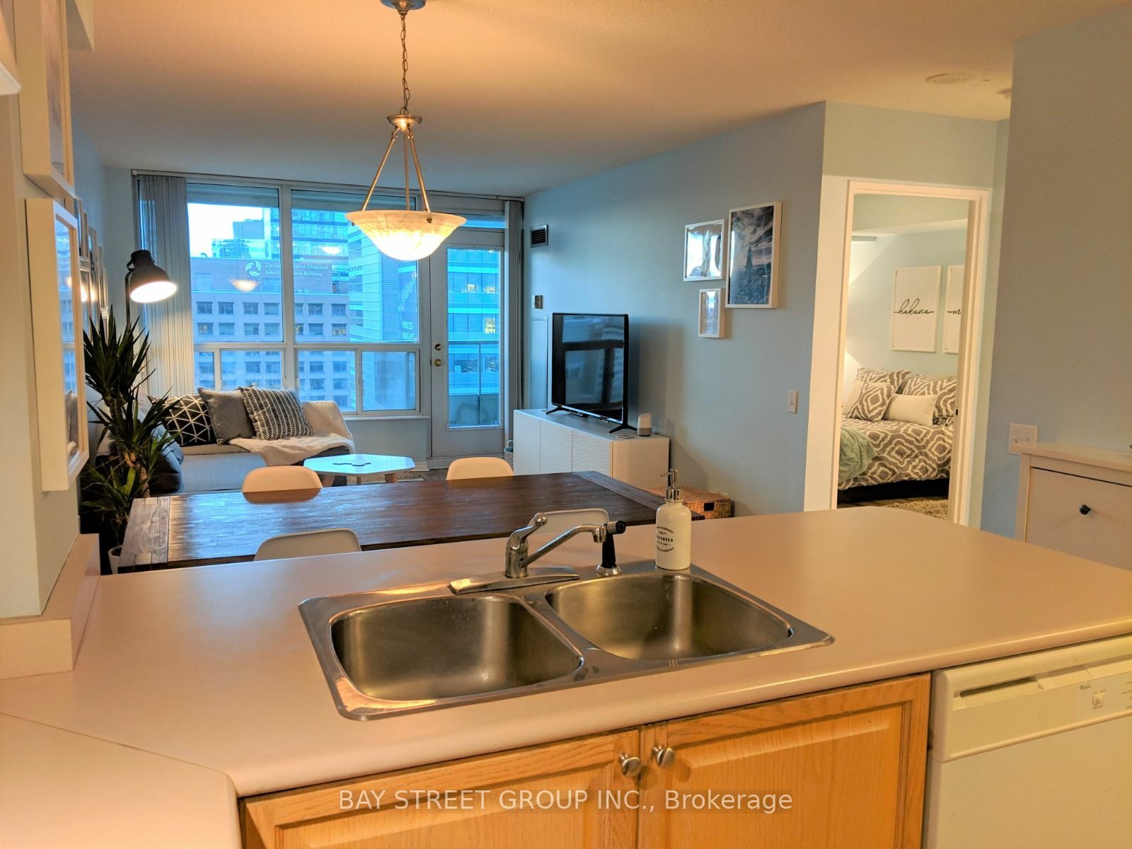 Property Photo:  750 Bay St 2206  ON M5G 1N6 