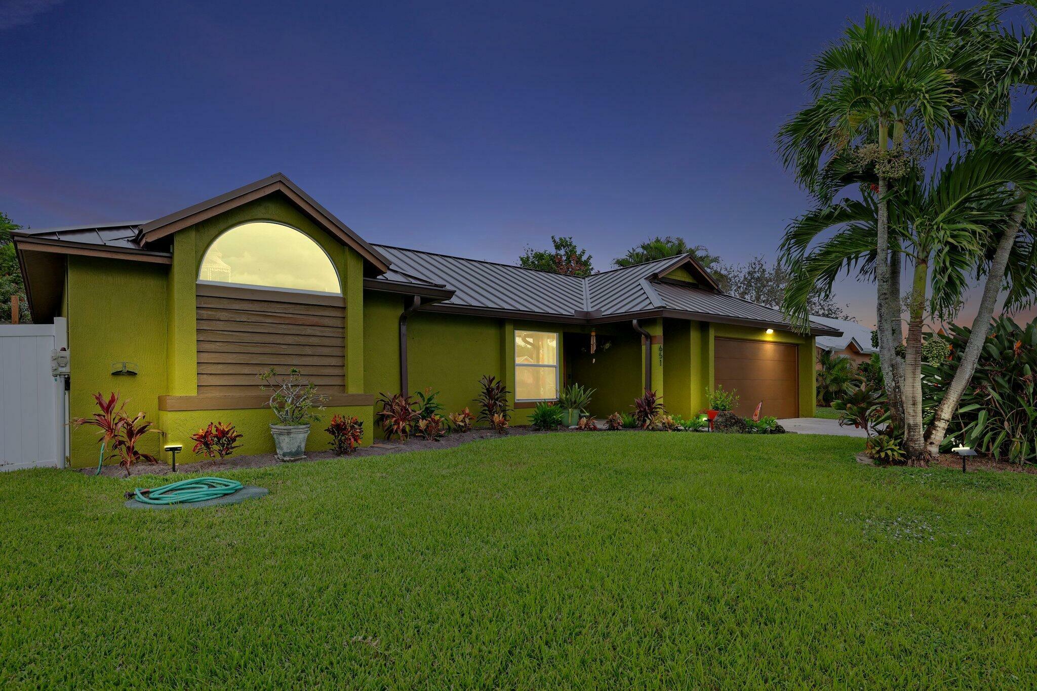 Property Photo:  651 SW McCracken Avenue  FL 34953 