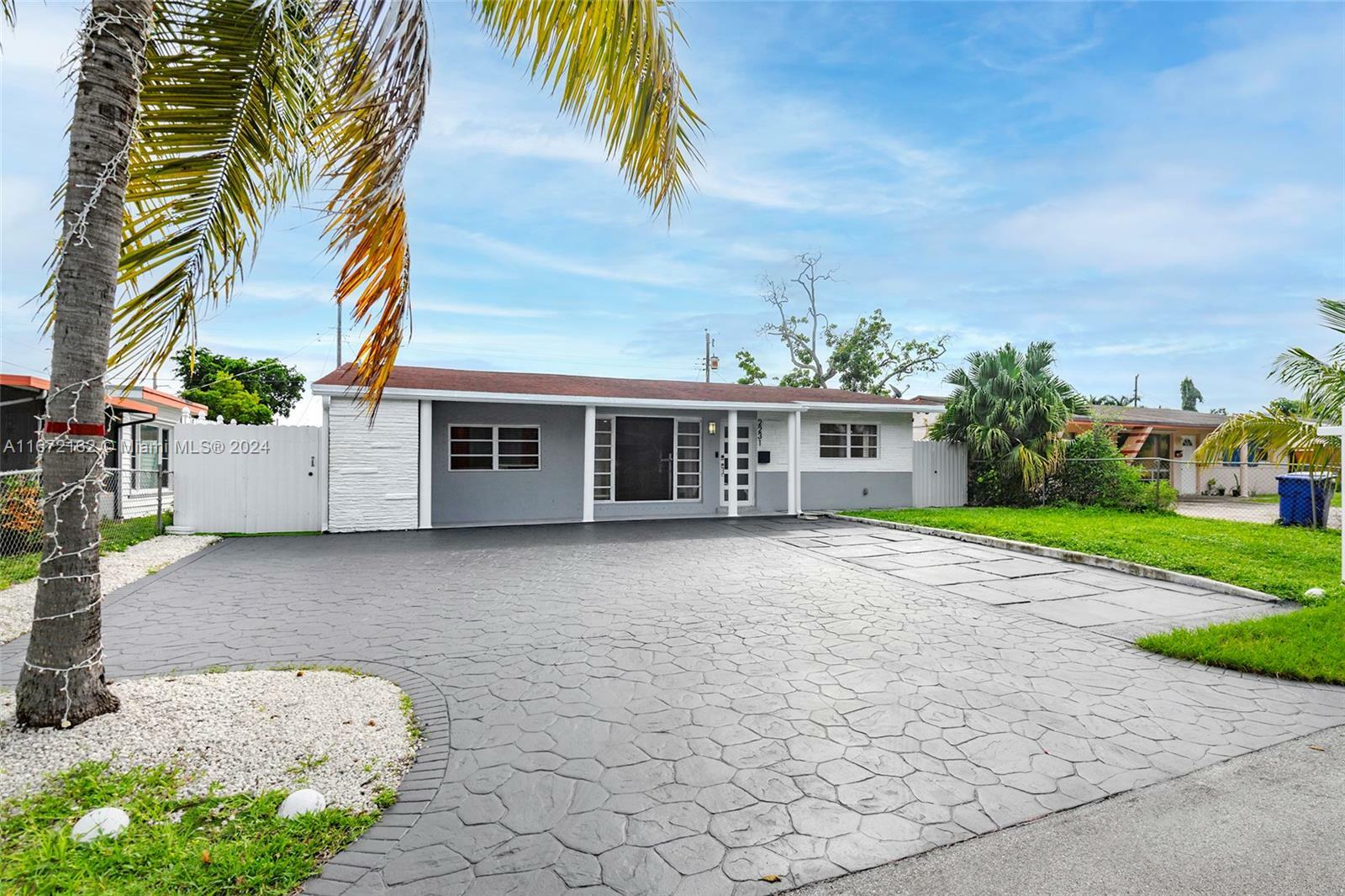 Property Photo: 2231 N 58th Ave FL 33021