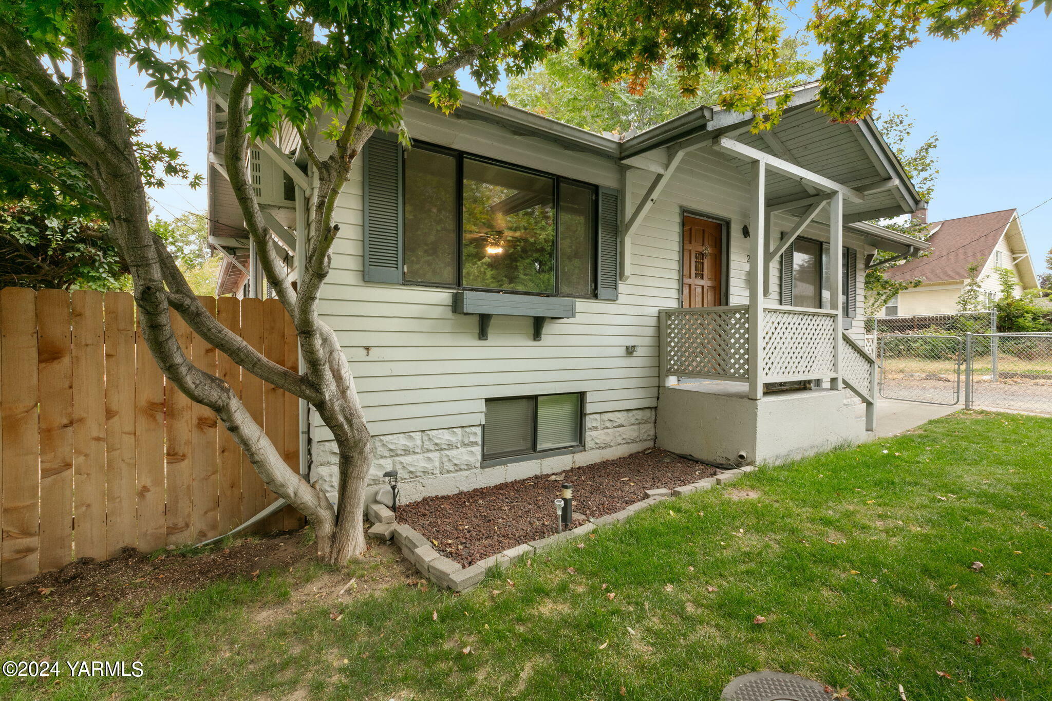 Property Photo:  207 N 21st Ave  WA 98902 