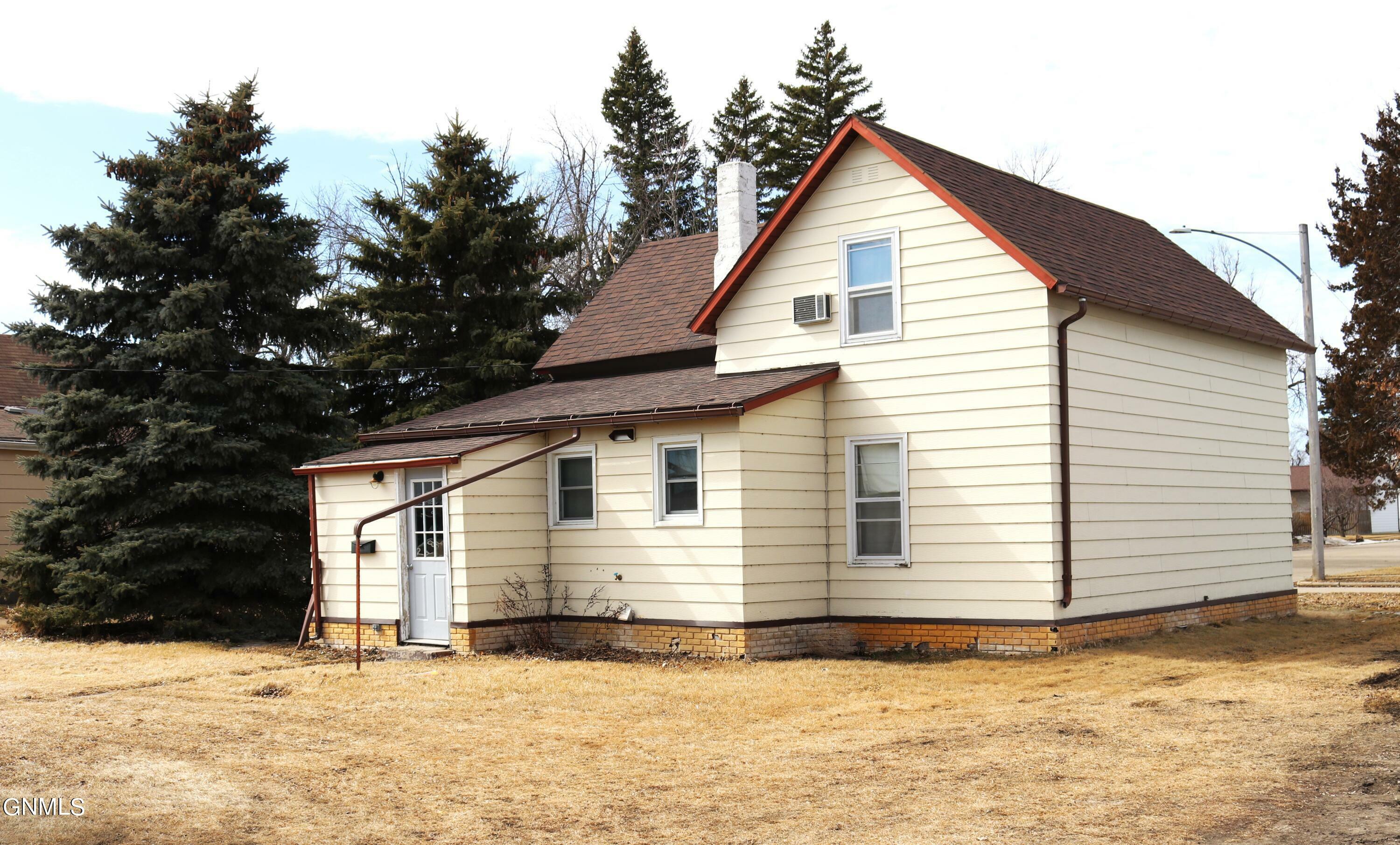 Property Photo:  2 3rd Avenue NE  ND 58456 