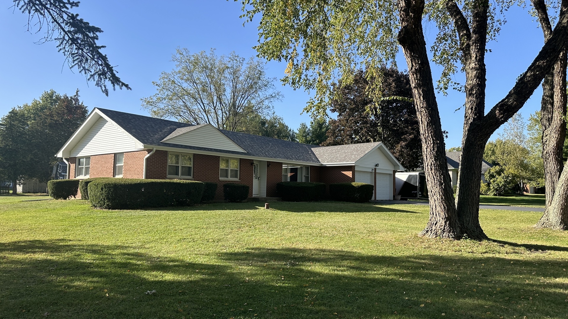 Property Photo:  27 E Larkspur Lane  IL 60512 