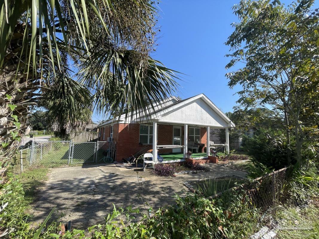 Property Photo:  1910 W Lloyd St  FL 32501 