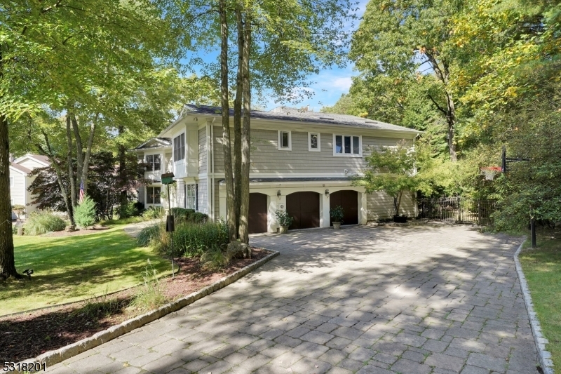 Property Photo:  4 Hampton Ct  NJ 07006 