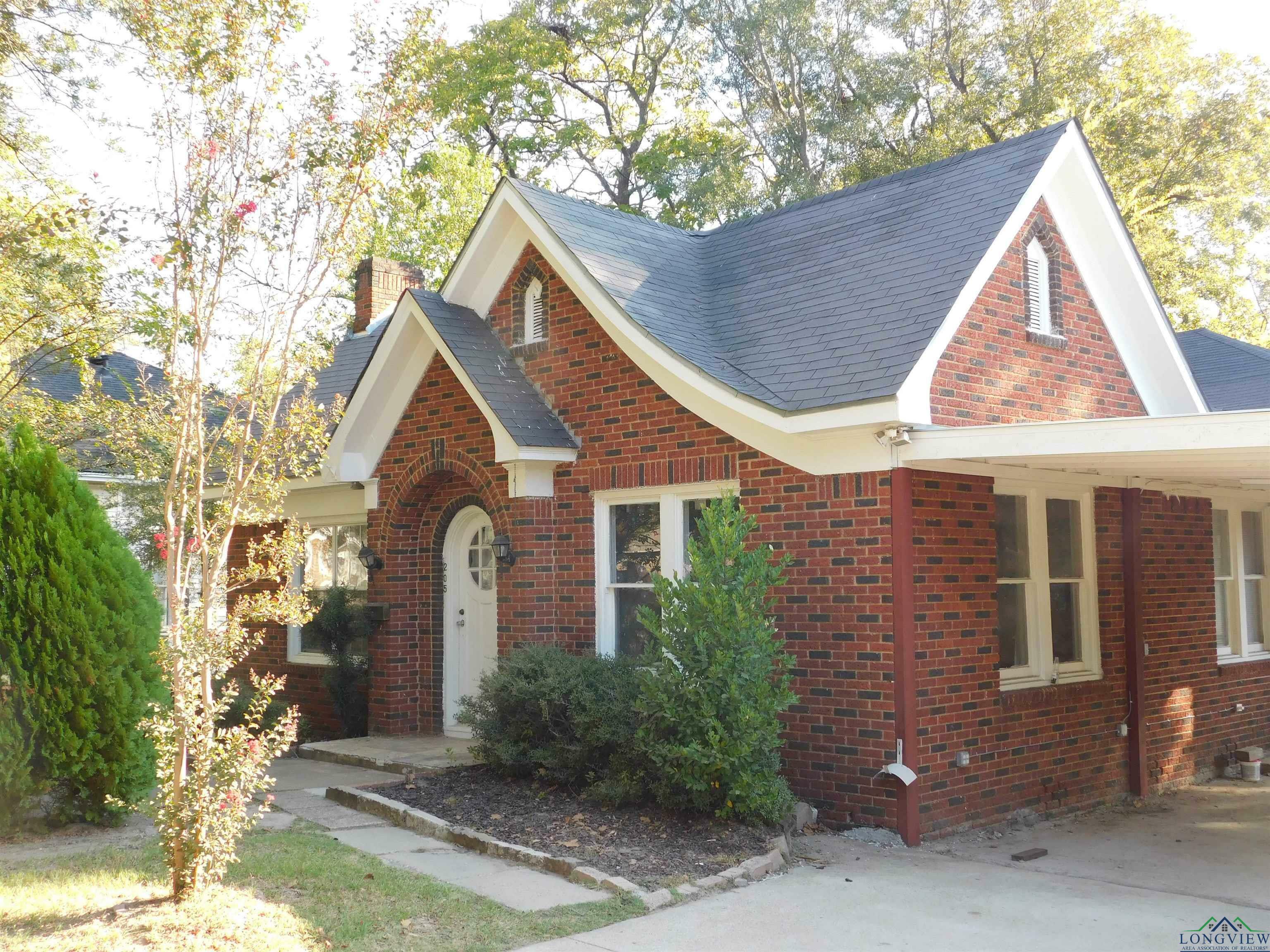 Property Photo:  205 S Montgomery  TX 75644 