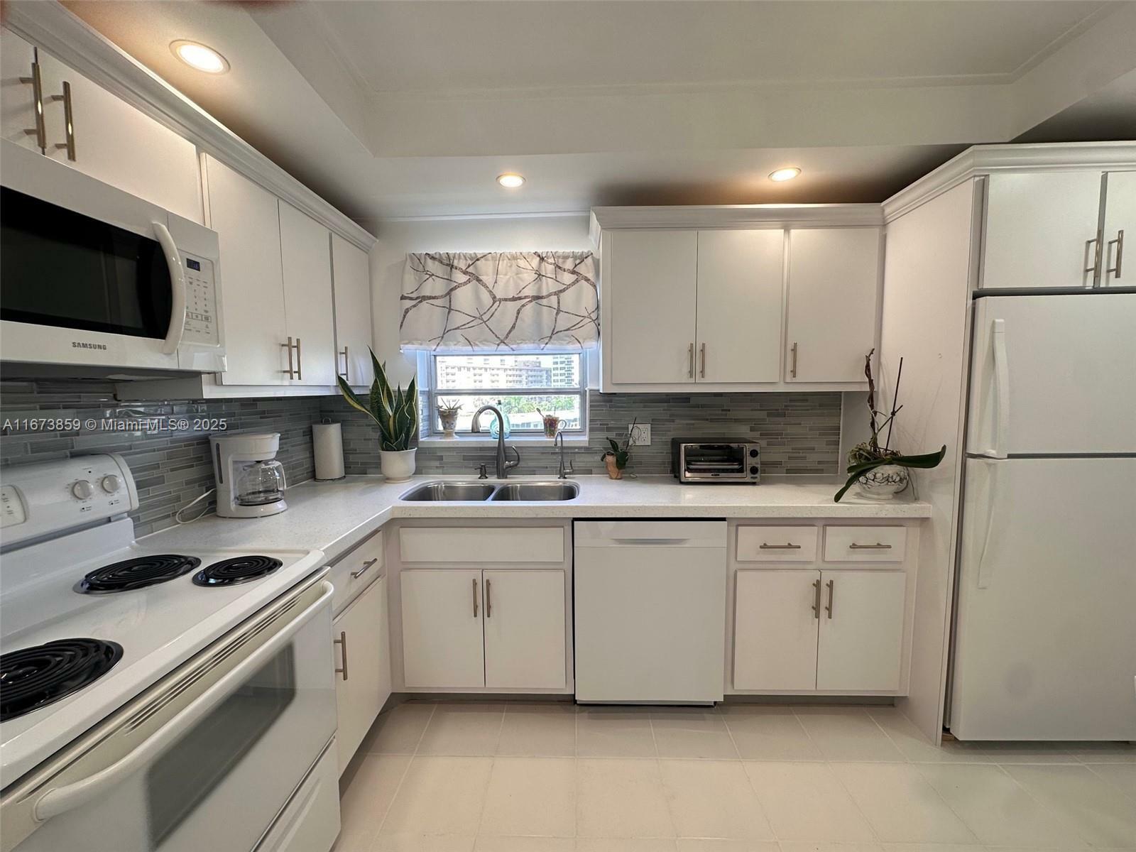 Property Photo: 3181 S Ocean Dr 501 FL 33009