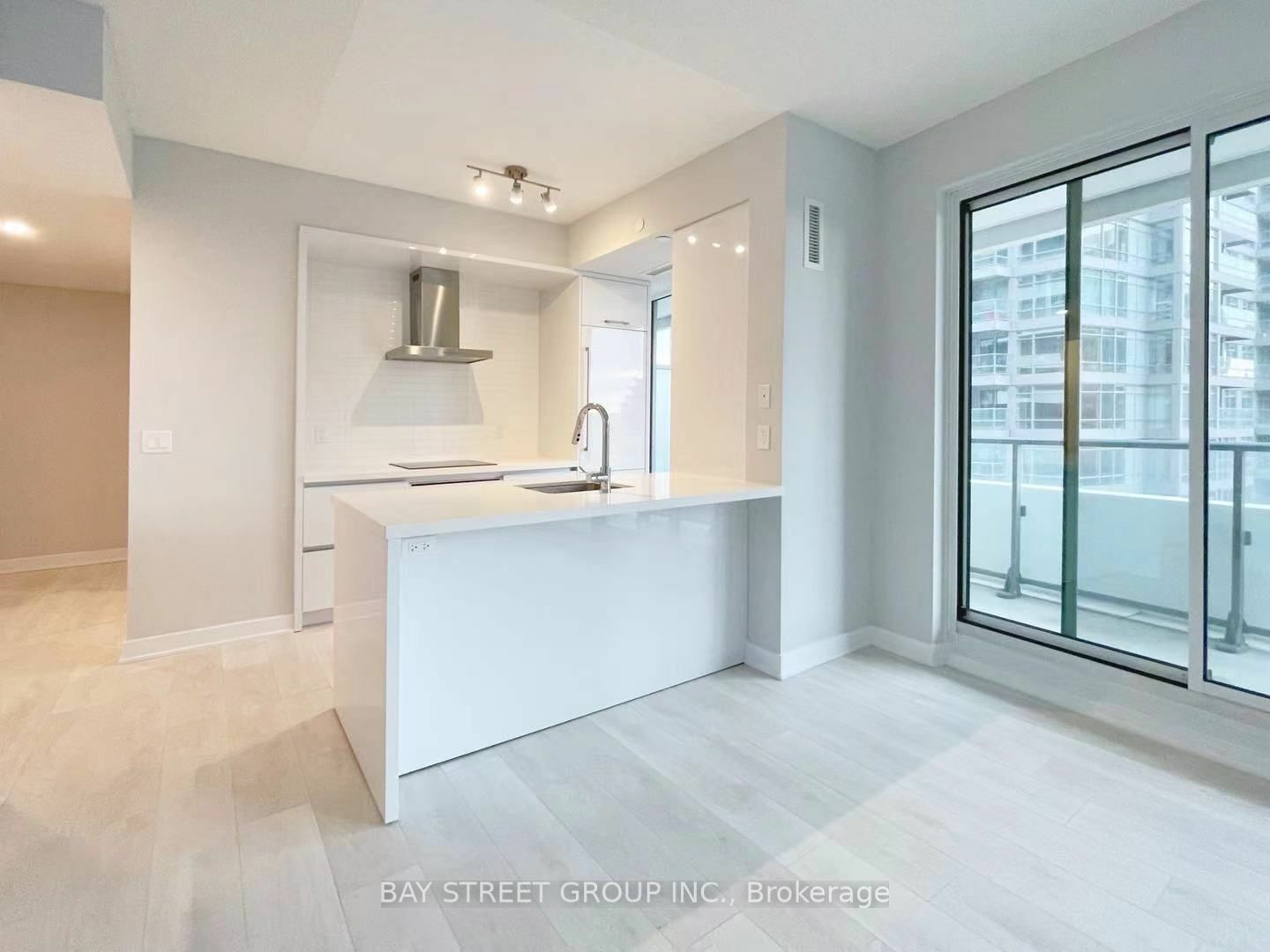 Property Photo:  2221 Yonge St 808  ON M4S 2B4 