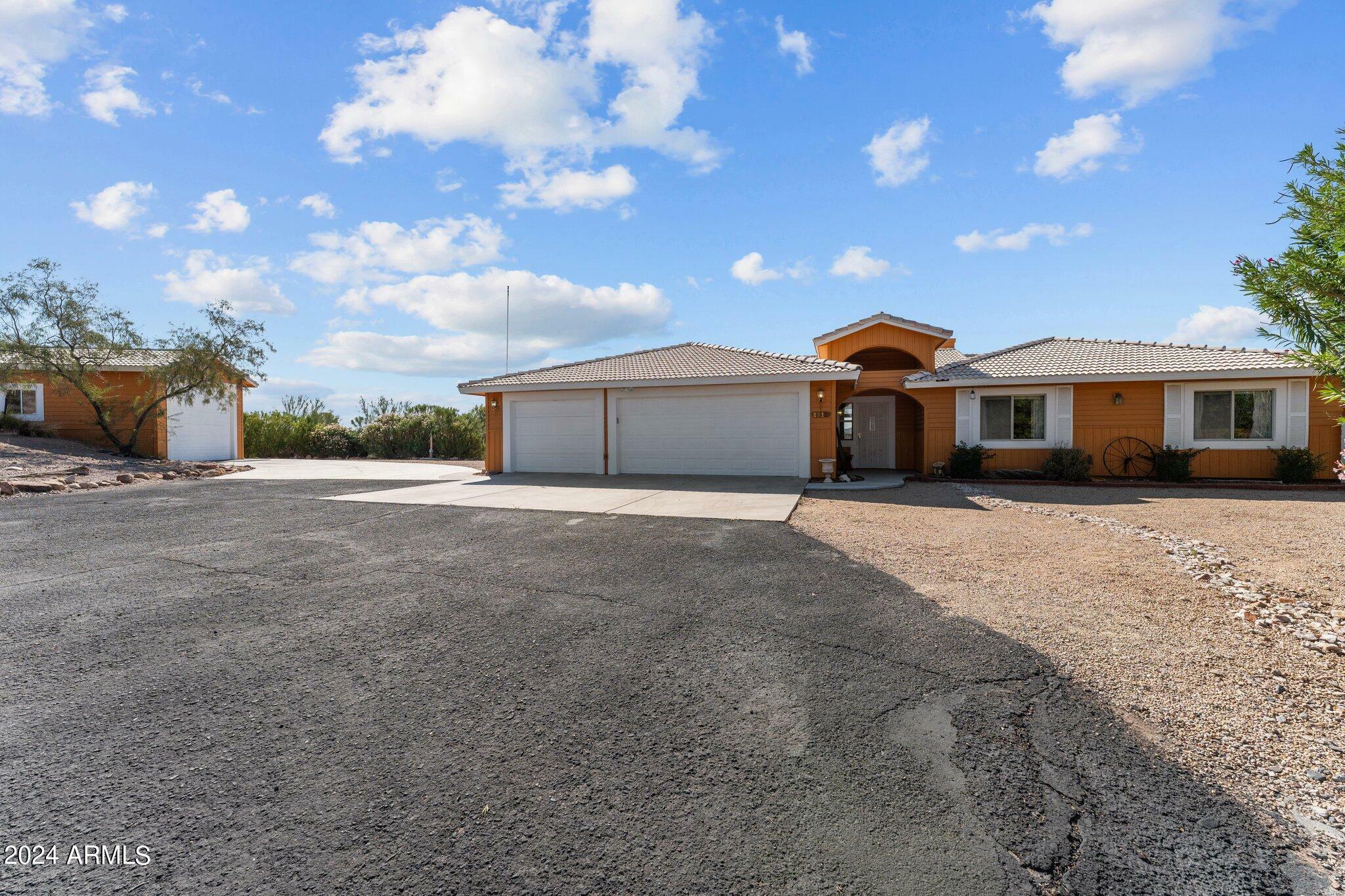 Property Photo:  1216 Easy Street  AZ 85390 