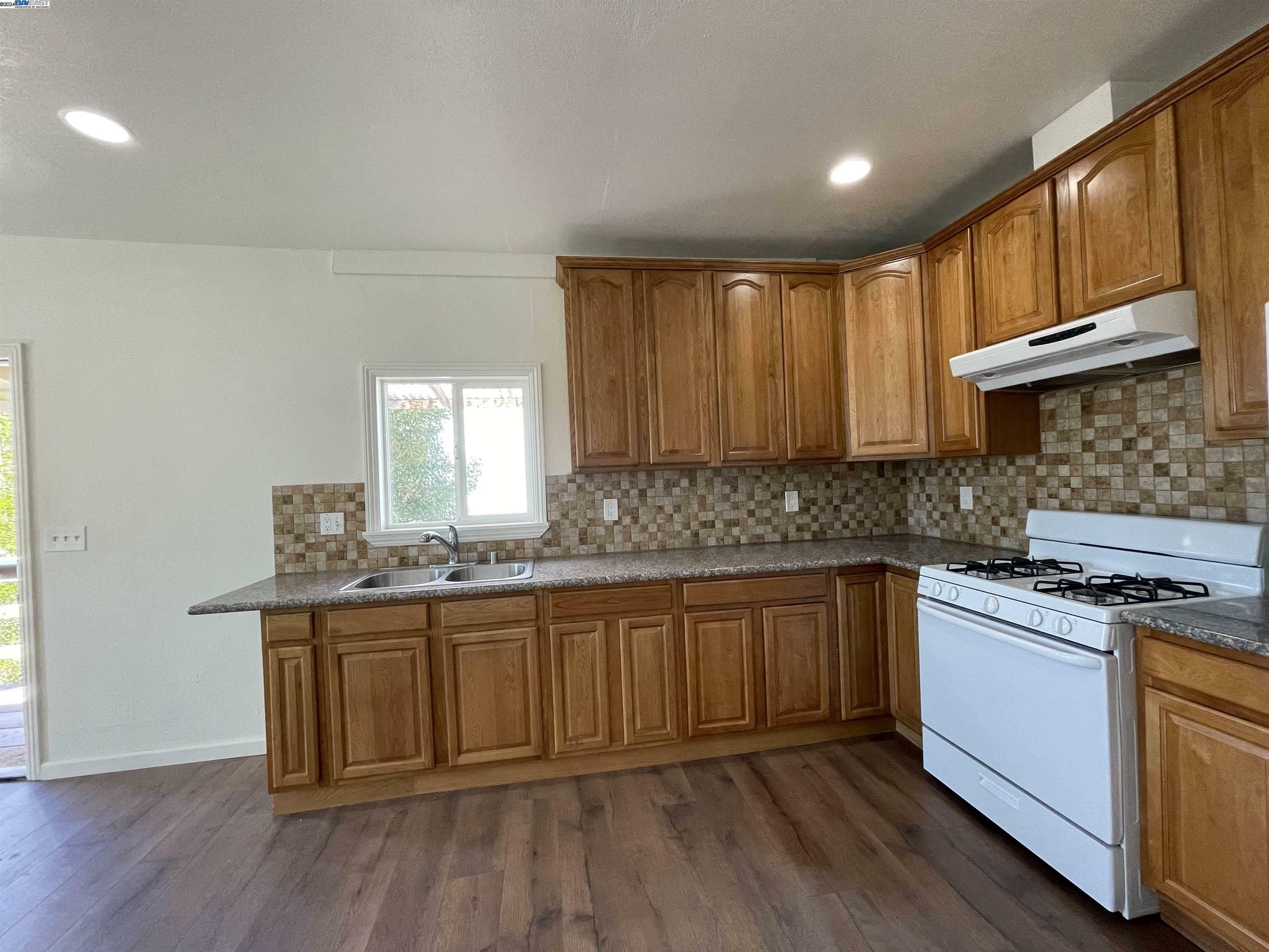 Property Photo:  1396 E 27th St A  CA 94606 