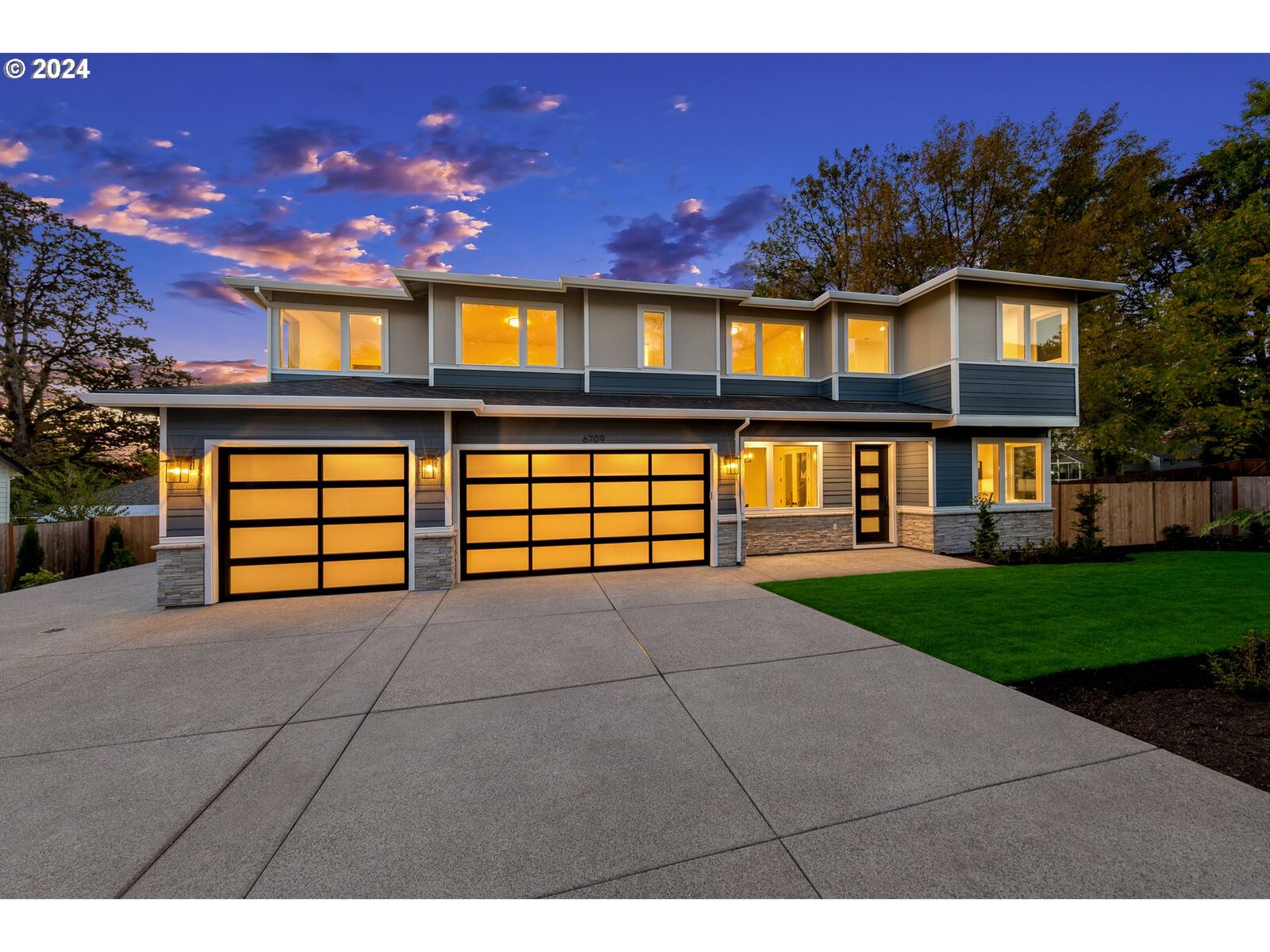 Property Photo:  6709 SW Alfred St  OR 97223