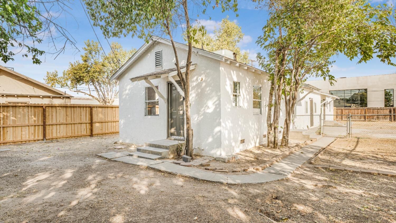 Property Photo:  1818 E Lamona Street  CA 93703 