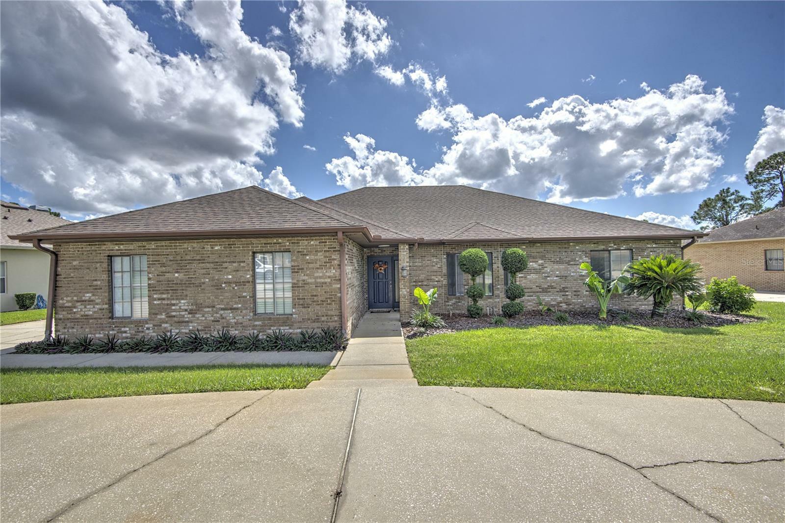 Property Photo: 2121 Watersedge Drive FL 32738